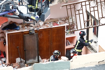 Bomberos trabajan en el derrumbe de la terraza del colegio San Vicente de Paúl de Gijón.
