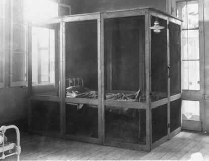 Paciente com febre amarela em isolamento no ano de 1910.