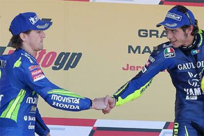 Sete Gibernau y Valentino Rossi, a la derecha, se estrechan la mano tras el GP de Jerez.