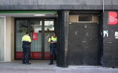 Dos agentes de la Guardia Urbana custodian la oficina de los servicios sociales de Ciutat Meridiana.