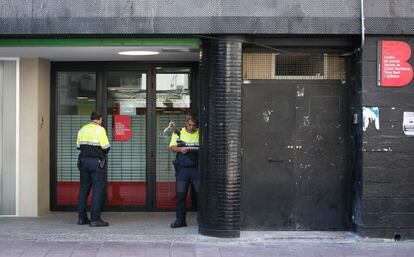 Dos agentes de la Guardia Urbana custodian la oficina de los servicios sociales de Ciutat Meridiana. 