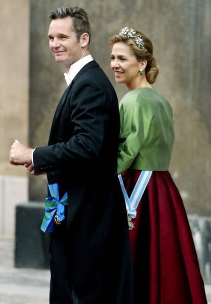 La pareja saliendo de la catedral de Copenhague donde se celebró el enlace entre Federico de Dinamarca y Mary Elizabeth Donaldson el 14 de mayo de 2004.