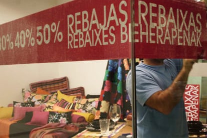 Un anuncio de rebajas en un comercio, escrito en cuatro lenguas oficiales.