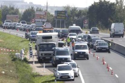 Los agentes de policía austriacos inspeccionan el camión, parado en el arcén de la autovía A4.