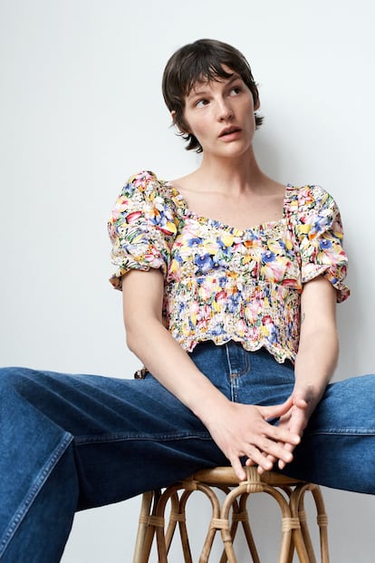 El nido de abeja permite que el tejido se ajuste perfectamente al cuerpo, al tiempo que resulta elástico. De ahí que sea muy cómodo, además de estético. Zara lo confirma con este top floral.