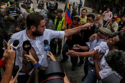  El diputado Juan Requesens (izquierda) se enfrente a un partidario del Gobierno de Venezula durante una protesta en la sede del Tribunal Supremo de Justicia.