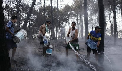 Vecinos de Pinamar, Valeria del Mar y Cariló ayudan a los bomberos en el combate del fuego.