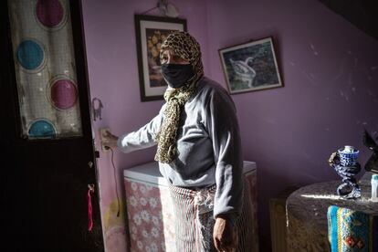 Naima Hamid en su casa del sector 5 de la Cañada Real. En el momento de hacer la foto, el 15 de febrero de 2021, llevaba alrededor de 4 meses con cortes diarios en el suministro eléctrico.