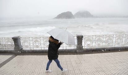 Aspecto que presentaba esta mañana el paseo marítimo de San Sebastián, mientras arreciaba la nieve sobre la ciudad.