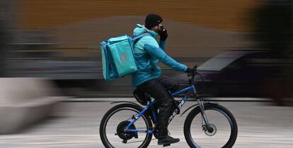 Un 'rider' de Deliveroo en Londres. 