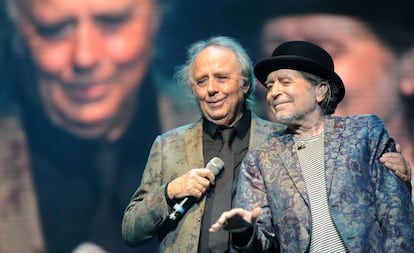 Joan Manuel Serrat y Joaquín Sabina, durante el concierto de este jueves en Buenos Aires. 