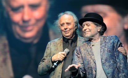 Joan Manuel Serrat y Joaquín Sabina, durante el concierto de este jueves en Buenos Aires.
