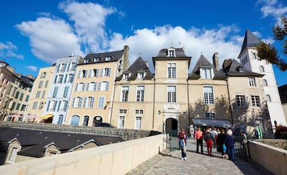 Lla Rue du Château de Pau (Francia).