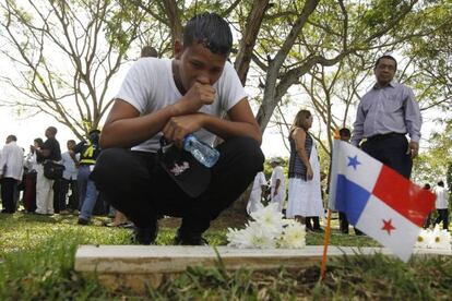 El familiar de una víctima, en un cementerio de la Ciudad de Panamá.