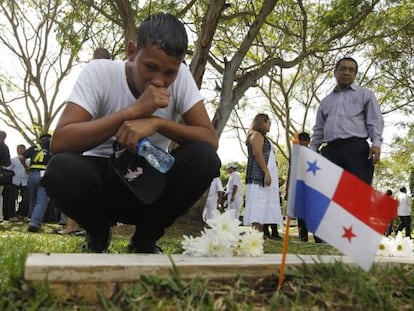 El familiar de una v&iacute;ctima, en un cementerio de la Ciudad de Panam&aacute;. 