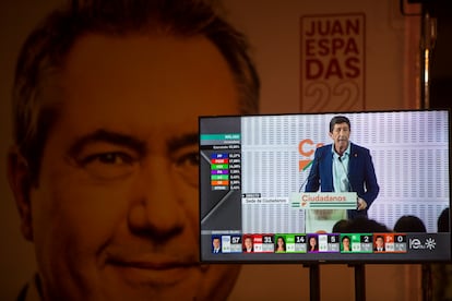 La intervención de Juan Marín, candidato de Ciudadanos, seguida desde la sede del PSOE de Andalucía.
