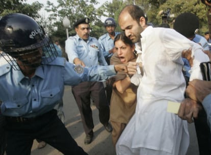 La policía paquistaní detiene a un activista en defensa de los derechos civiles y contra el estado de excepción decretado por el general Pervez Musharraf.