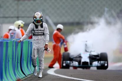 Hamilton se aleja de su coche, incendiado.