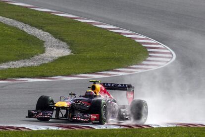 El Red Bull de Webber levanta agua en el circuito de Sepang.