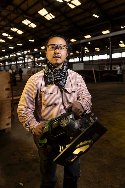 Gabe Kim, artista y carpintero voluntario. Dejó su estudio en Los Ángeles para construir el Templo de Burning Man. 
