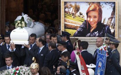 El féretro de Melissa Bassi abandona la catedral de Mesagne tras el funeral.
