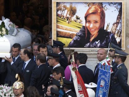 El f&eacute;retro de Melissa Bassi abandona la catedral de Mesagne tras el funeral.