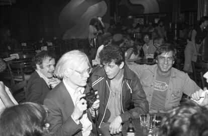 Andy Warhol y Lou Reed con Danny Fields en julio 1978 en Nueva York.