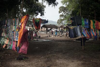 Foto da praça do mercado onde os comerciantes se reúnem semanalmente para vender alimentos às aldeias ilhadas em Longo. No rio Oubangi, comerciantes e pescadores estão sujeitos ao crime organizado da milícia Anti-balaka, que tem postos ao longo de todo o rio.