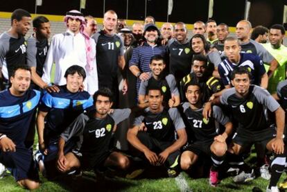 Maradona, junto a los miembros del equipo Al Wasl.