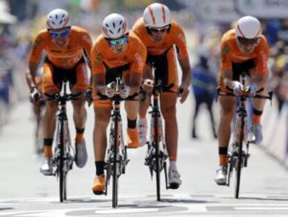 Los ciclistas del Euskaltel Euskadi finalizan la cuarta etapa del Tour.