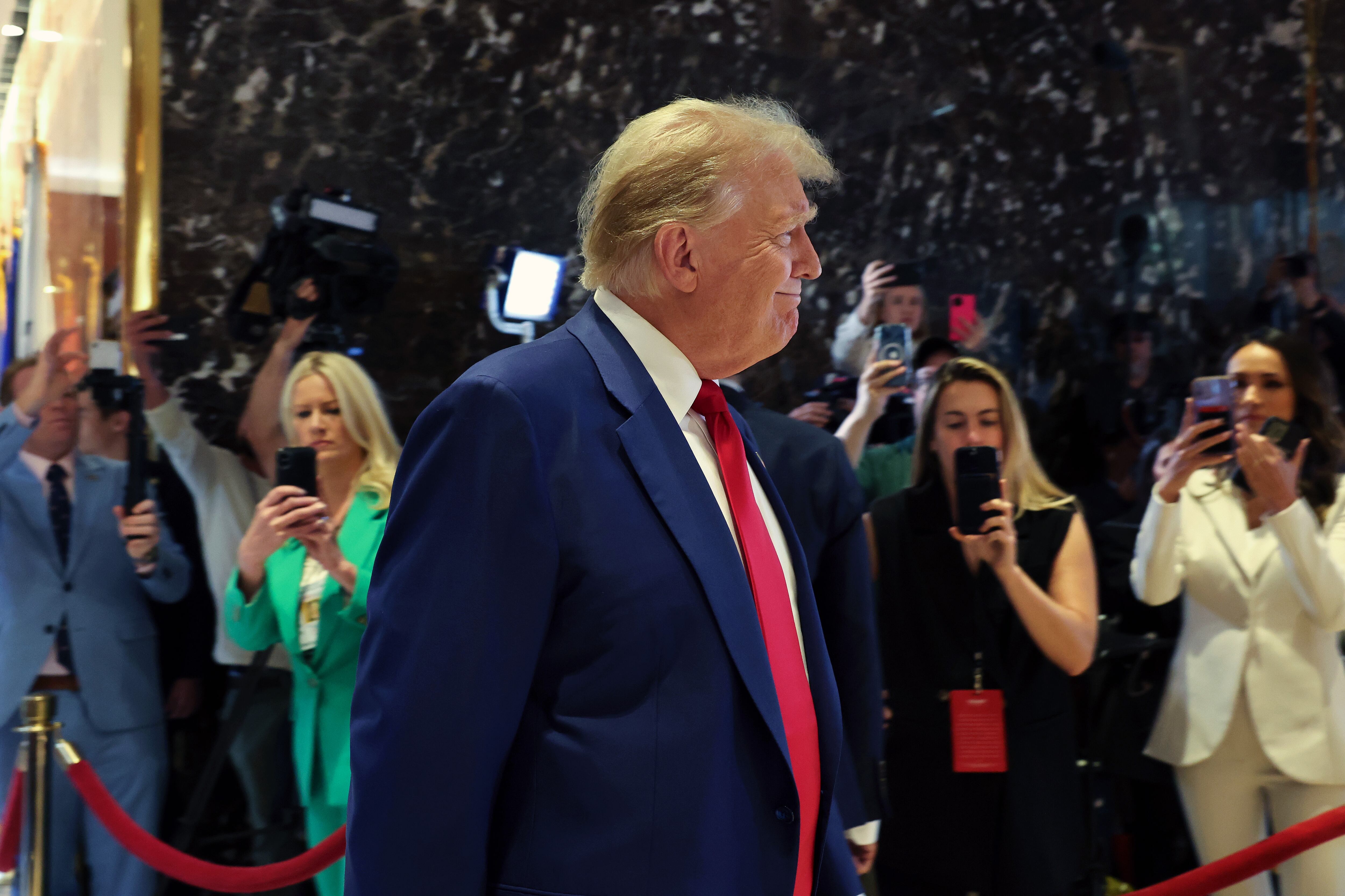 Trump se encamina a su comparecencia en la Torre Trump de Nueva York. 