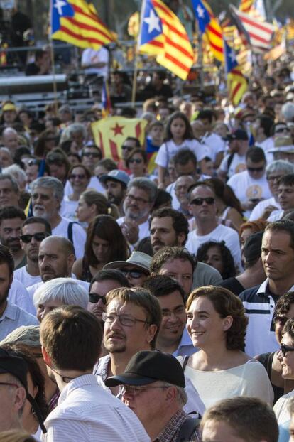 La alcaldesa de Barcelona, Ada Colau (d) y el líder de Catalunya Si que es Pot, Xavier Domenech (i) durante la manifestación que bajo el lema "A punt" (A punto), han organizado las entidades independentistas Asamblea Nacional Catalana (ANC) y Òmnium Cultural a favor de la independencia en Cataluña, y con motivo de la Diada de Cataluña.