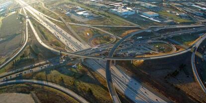 Imagen aérea de uno de los nudos de la autopista 407 ETR, anillo de circunvalación de la ciudad de Toronto (Canadá).