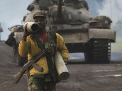 Un soldado del Gobierno carga casquillos vac&iacute;os en la carretera principal de Goma, Congo.