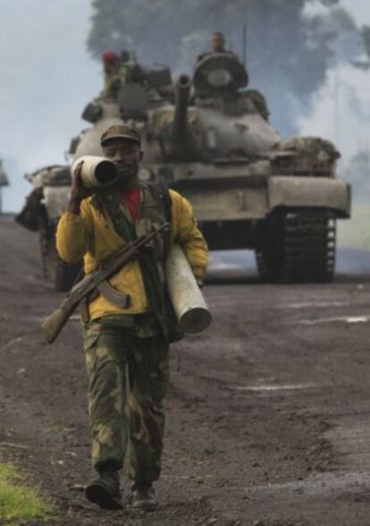 Un soldado del Gobierno carga casquillos vacíos en la carretera principal de Goma, Congo.