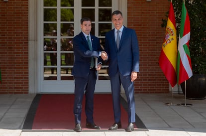 El lehendakari, Imanol Pradales (i), y el presidente del Gobierno, Pedro Sánchez (d), durante un encuentro en La Moncloa, este martes.