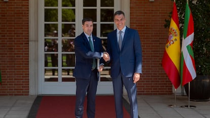 El lehendakari, Imanol Pradales (i), y el presidente del Gobierno, Pedro Sánchez (d), durante un encuentro en La Moncloa, este martes.