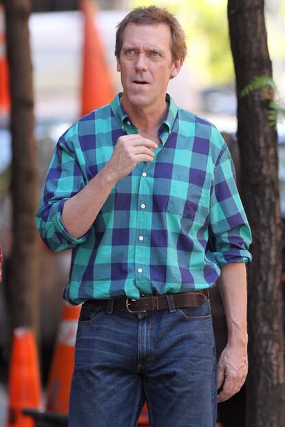 El actor Hugh Laurie pasea por Nueva York en una imagen de mayo de 2010