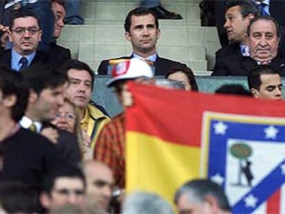 El príncipe Felipe, entre Albero Ruiz-Gallardón y Jesús Gil, presidió el partido desde el palco del Calderón.