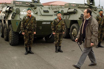 El ministro José Bono, con el bastón de mando, pasa revista ayer a las tropas en Base España, Istok (Kosovo).