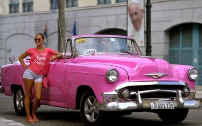 Una turista posa en La Habana en vísperas de la llegada del papa Francisco