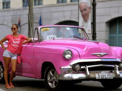 Uma turista posa em Havana nas vésperas da chegada do Papa Francisco
