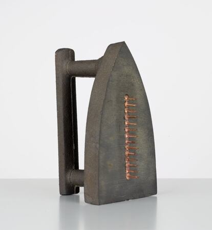 'Cadeu' 1921 / 1974. Uno de los objetos más conocidos de la producción de Man Ray, una plancha con púas que regaló al músico Erik Satie.