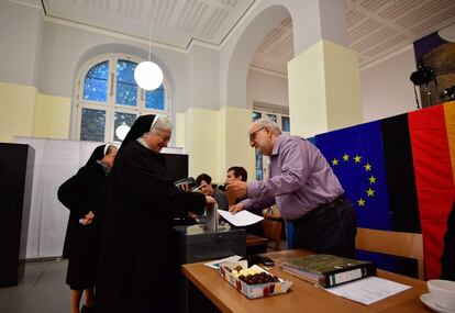 Dos monjas votan en un colegio electoral en Berlín (Alemania).