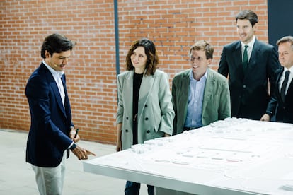 La presidenta de Madrid, Isabel Díaz Ayuso, el alcalde, José Luis Martínez Almeida, y el piloto de Fórmula 1 Carlos Sainz, en la presentación del circuito de Fórmula 1 Madring, el 25 de abril.