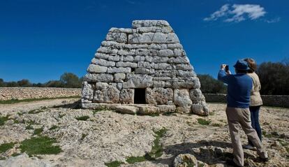 Pintadas en el monumento prehispánico Sa Naveta des Tudons, en Menorca.