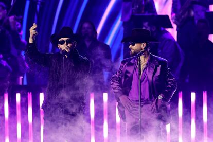 Carin León y Maluma durante su actuación en la ceremonia.