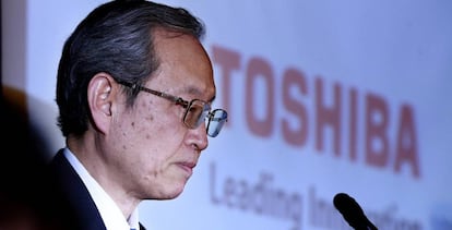 Satoshi Tsunakawa, consejero delegado de Toshiba, durante la rueda de prensa de hoy en la sede de la compañía en Tokio.
