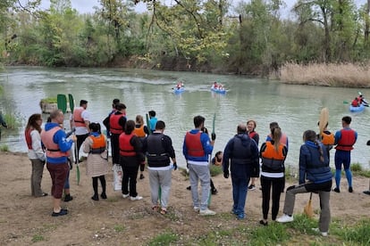 Estudiantes del IES Virgen de la Paloma y trabajadores durante el descenso al río Tajo el martes 22 de abril. Fotografías cedidas.