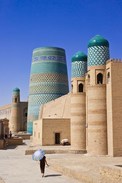 Kalta-minor, el minarete del siglo XIX construido dentro de la zona amurallada de Itchan Kala, en la ciudad uzbeka de Jiva.